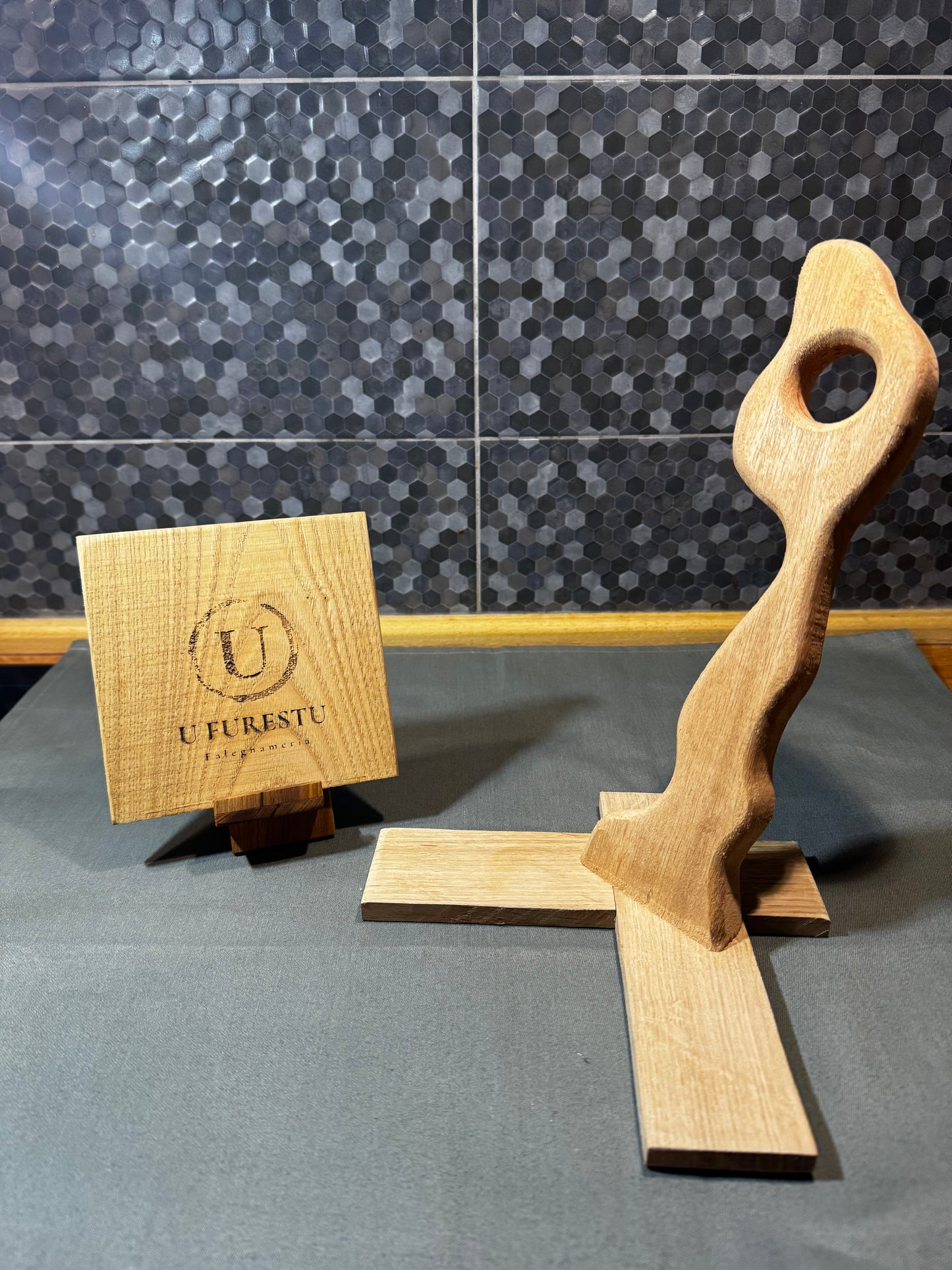 Porta bottiglie in Okume con base a croce in Rovere personalizzabile