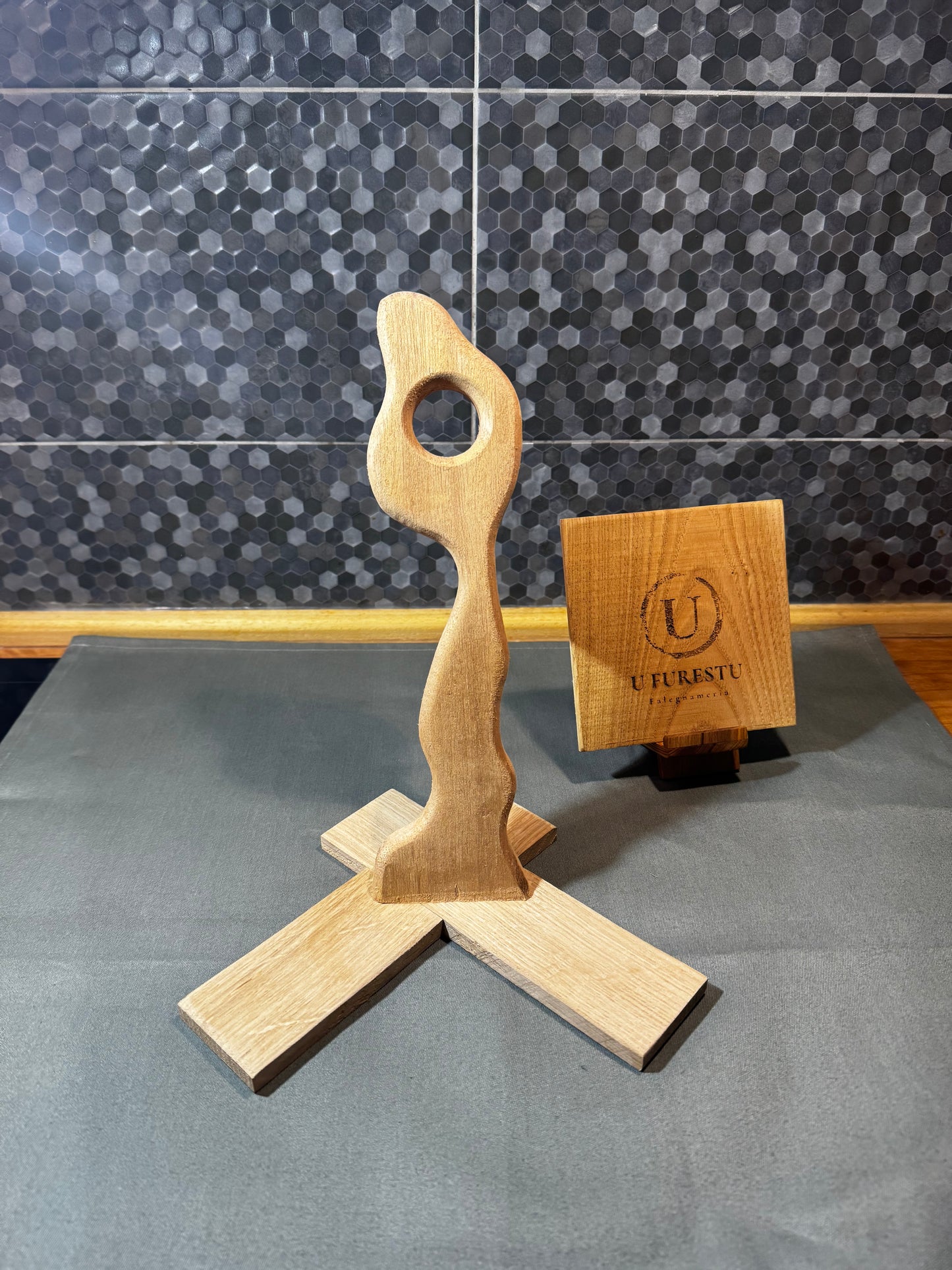 Porta bottiglie in Okume con base a croce in Rovere personalizzabile