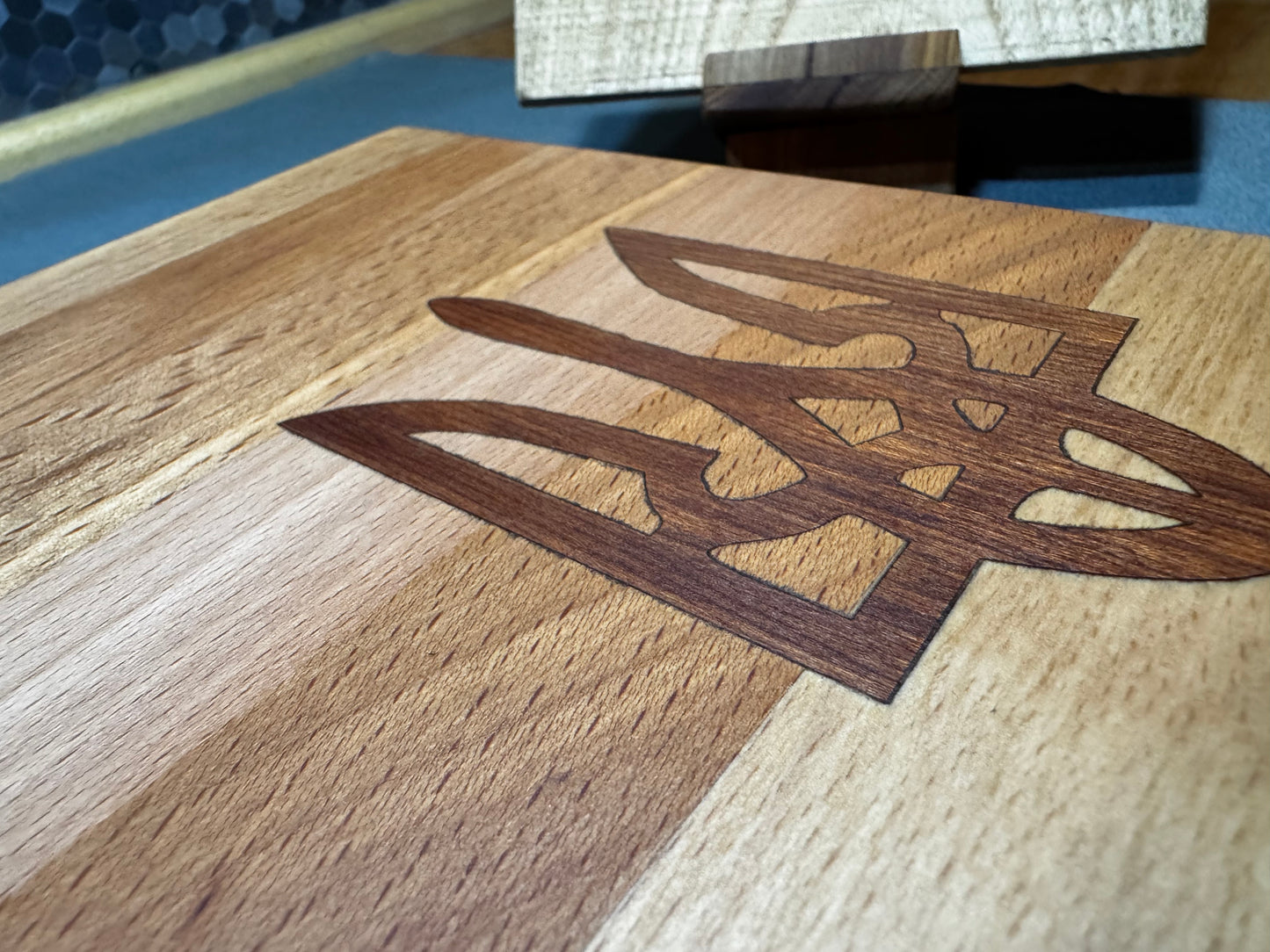 Tagliere in Faggio con intarsiato il Tridente simbolo dell’Ucraina