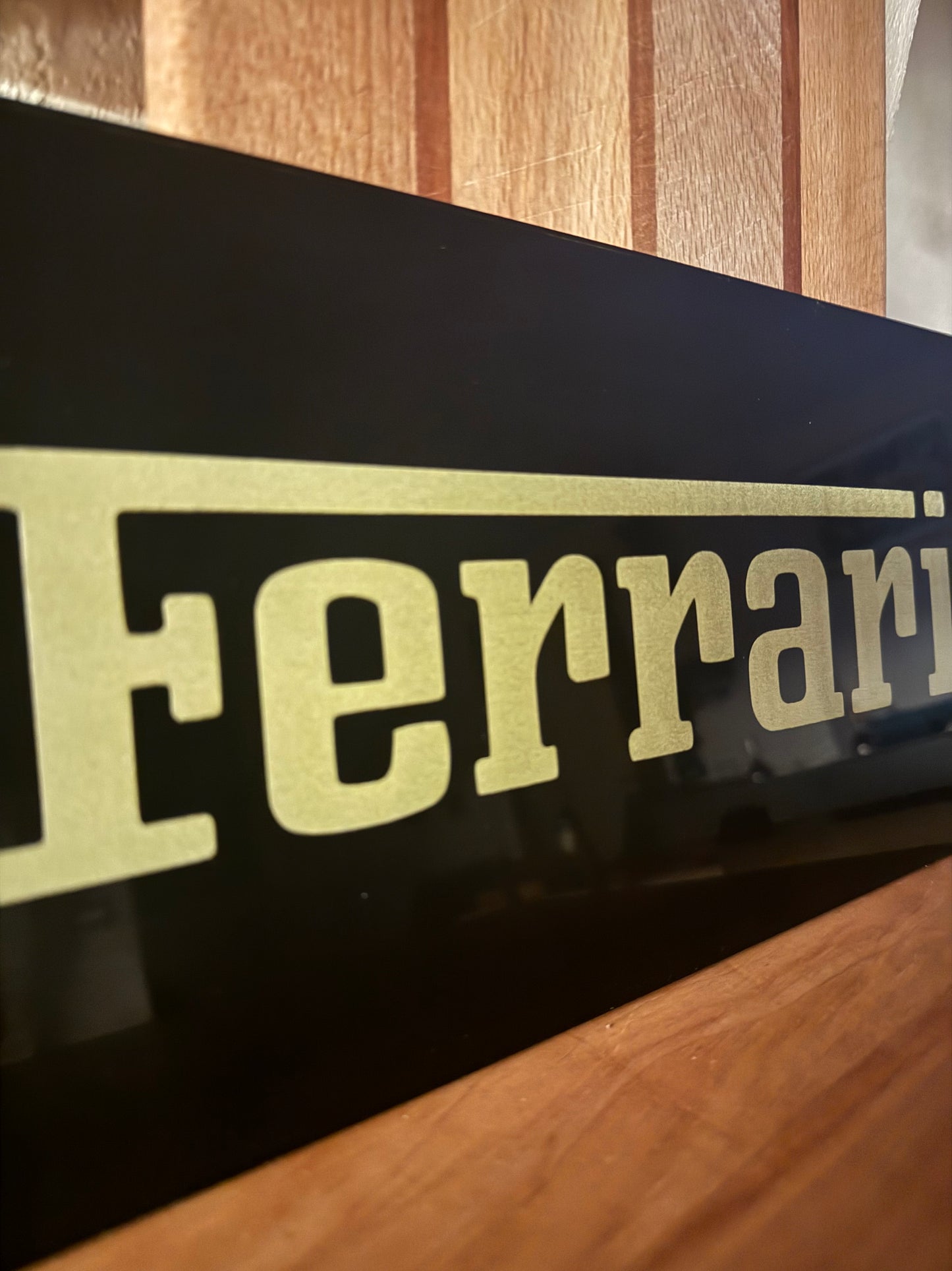 ✨ Targa in Vetro Nero "Ferrari" - Eleganza e Stile per ogni Ambiente ✨