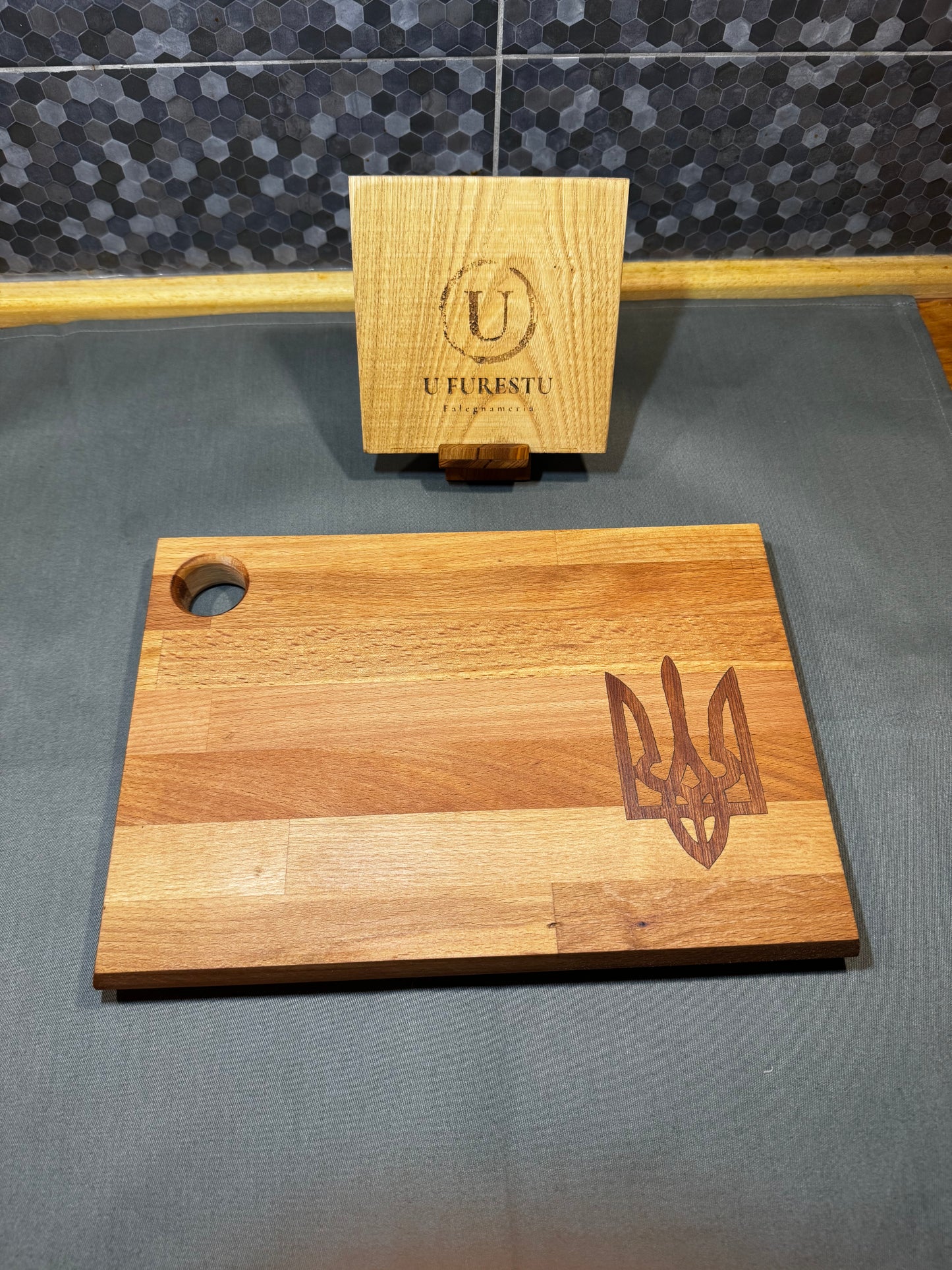 Tagliere in Faggio con intarsiato il Tridente simbolo dell’Ucraina