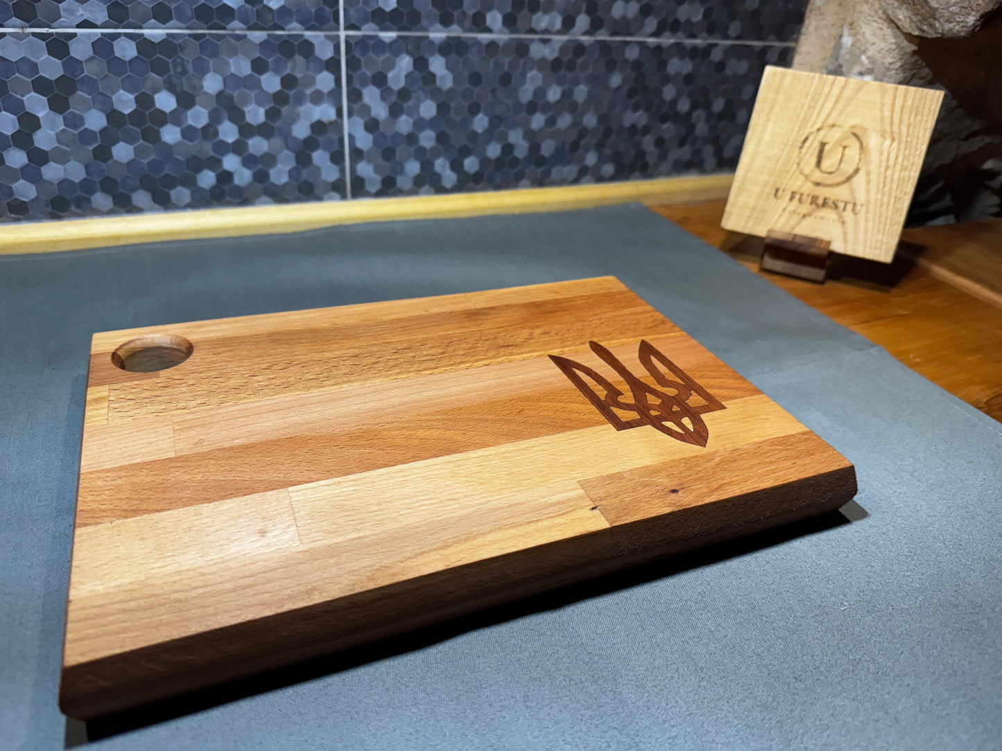 Tagliere in Faggio con intarsiato il Tridente simbolo dell’Ucraina